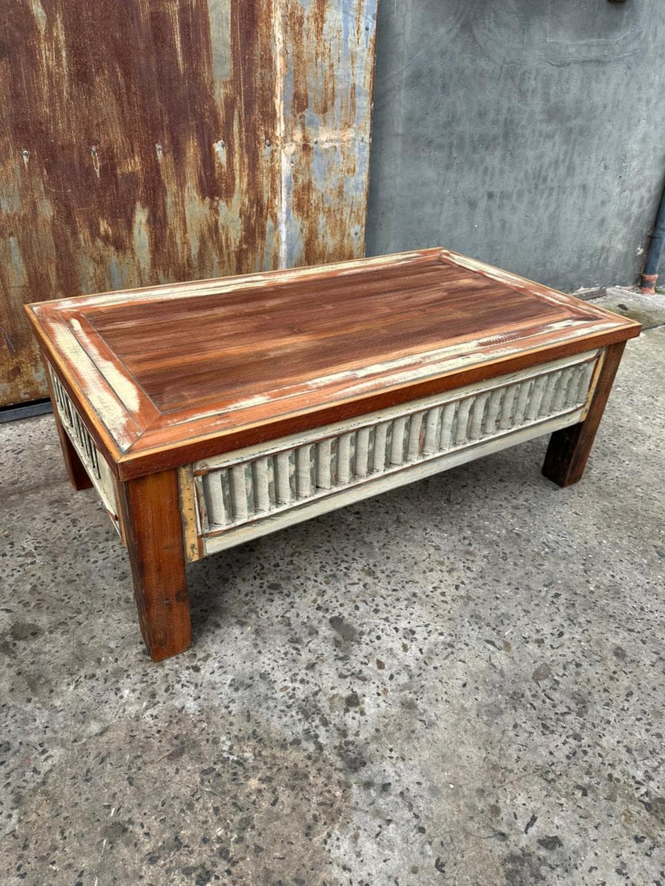 Mesa ratona con laterales de celosías